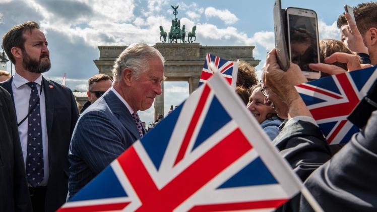 (FILES) In this file photo taken on May 07, 2019 then Britain's Prince Charles, Prince of Wales greets the crowd during a visit at the Brandenburg Gate in Berlin. - King Charles III will travel to France and Germany on his first state visits abroad, the German presidency said on March 3, 2023. (Photo by John MACDOUGALL / POOL / AFP) / ALTERNATIVE CROP