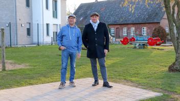 Zufrieden sind Rolf Horstmann (links) und Daniel Lübcke, dass die Arbeiten fürs Fundament für die Bank am Spielplatz auf der Festwiese recht zügig über die Bühne gingen.