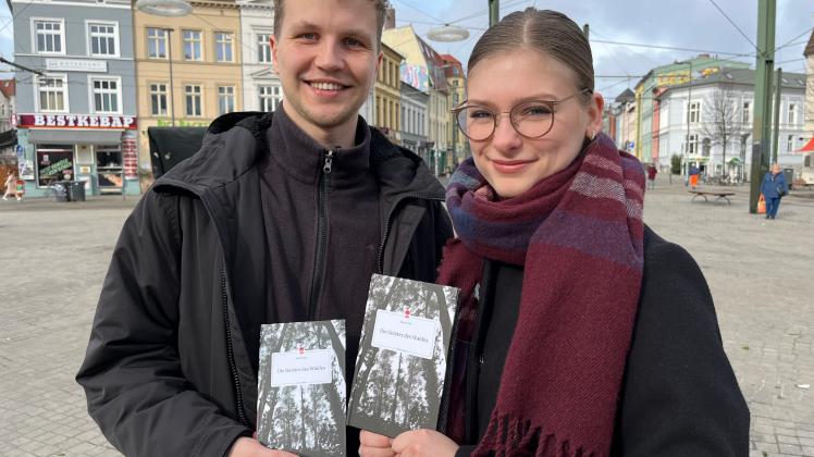 Die Rostocker Studenten Marvin Wils und Annemarie Simon brachten kürzlich gemeinsam ihr erstes Buch auf den Markt.
