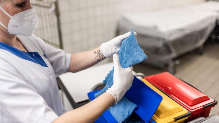 Dortmund - Reinigungskraefte im Krankenhaus und Corona: Gespraech mit zwei Mitarbeiterinnen der Infe