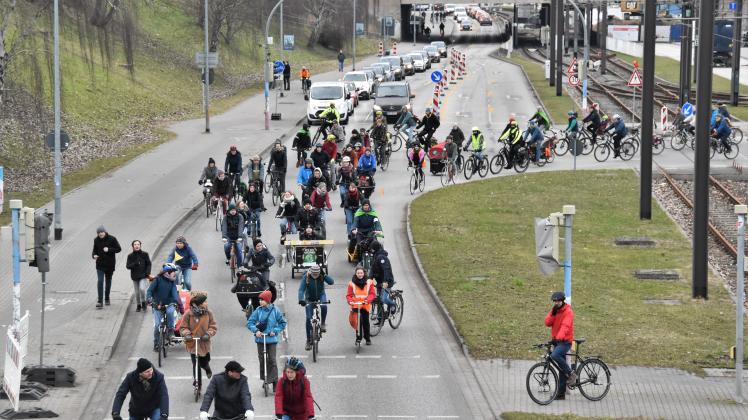Die fahrradfahrenden Demonstranten radelten durch mehrere Rostocker Stadtteile.