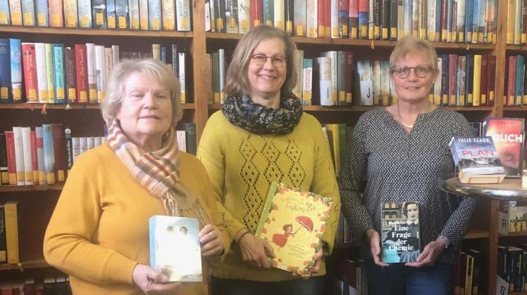 Sie halten eine kleine Bibliothek am Leben: Ursula Gildemeister, Birgit Schenk und Irmgard Reinke (von links). 