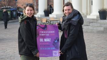 Fritzi Herbst, Greta Pohl Feministisches Bündnis Schwerin mit Plakat auf Schweriner Markplatz