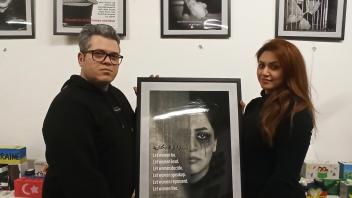 Mit ihrer Fotoausstellung wollen Mina und Reza die Menschen wachrütteln und ein Zeichen für mehr Frauenrechte im Iran setzen.