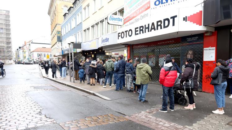 Warten für einen Döner für einen Cent: Am Samstag bilden sich Schlangen vor der Kebab Station in Osnabrück.