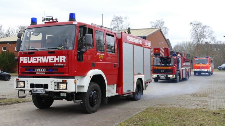 Die Fahrzeugflotte der Freiwilligen Feuerwehr Rehna ist zunächst fürs letzte Mal vom Gelände in der Goethestraße gerollt.