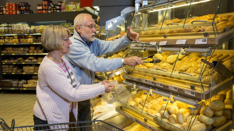 Supermarkt Lebensmittel älteres Seniorenpaar beim einkaufen Selbstbedienungs Backshop