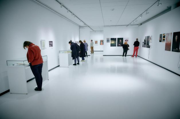 Besucher können sich in der Kunsthalle Rostock die neue Ausstellung ansehen. Besucher können sich in der Kunsthalle Rostock die neue Ausstellung ansehen.