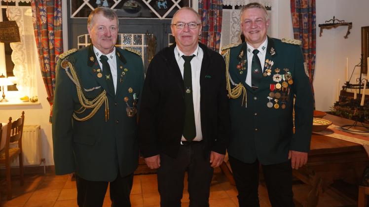 Die führenden Köpfe der Riester Schützen sind stellvertretender Präsident Ulrich Bellmann (von links), Ehrenpräsident Manfred Teske und der neue Präsident Ralf Simmchen.