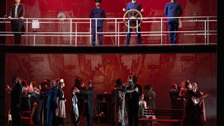 Da tanzen die Menschen und laufen die Maschinen noch: Die „Titanic“ nimmt im Theater am Domhof Kurs auf New York. 