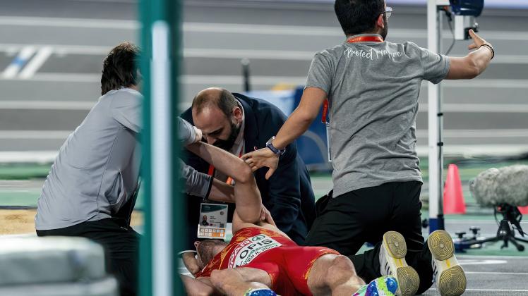 ISTANBUL - Enrique Llopis falls on 60 meters hurdles and is treated on the fourth and final day of the European Athletic