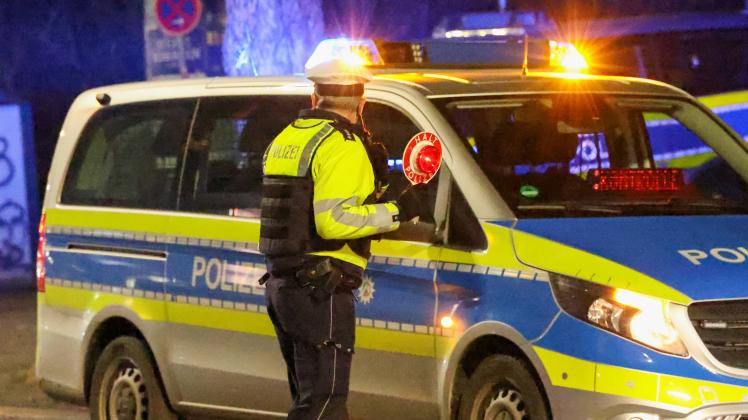 Großangelegte Fahrzeugkontrollen auf der Carnaper Straße in Wuppertal Am Samstagabend führte die Wuppertaler Polizei ein