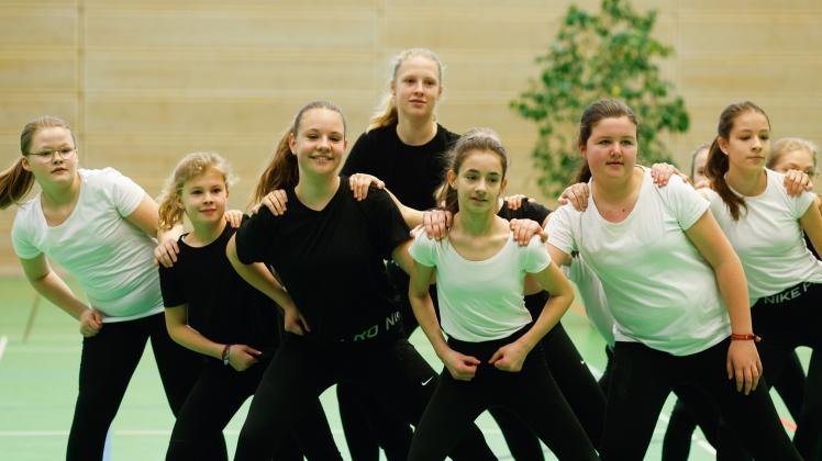 Die TV Vörden-Tänzerinnen sandten mit ihrer Choreografie eine Botschaft gegen Ausgrenzung. Tanz-Gymnastikschau des Turnkreises Osnabrück-Stadt in der Schlosswallhalle. Foto: Michael Gründel