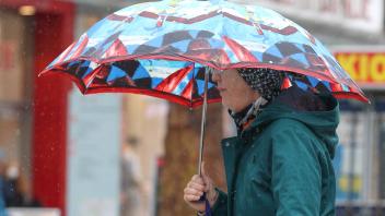 Niedersachsen, Hannover: Sturmtief NASIM über der Region. Passanten gehen mit Regenschirmen durch die Innenstadt., Symbo