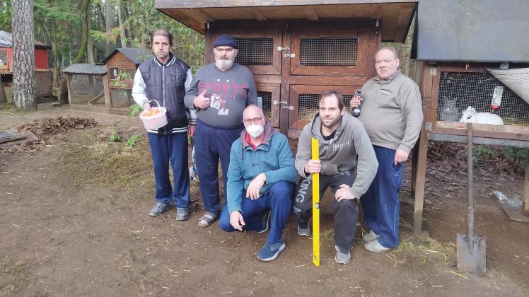 Die Bewohner Marten Mohns, Bodo Kreutz, Benjamin Ziegenhorn und Jens Lübcke (v.l.n.r.) mitdem Arbeitstherapeuten Stefan Deubel (Mitte).
