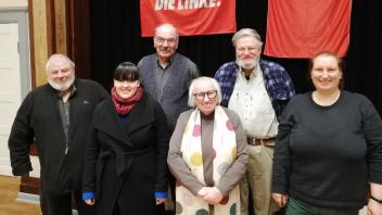 Sie treten für die Linke in Neumünster zur Kommunalwahl an: Rainer Schöttker (von links), Mareike Tretow, Fritz Ewert, Gudrun Lamer, Dr. Heiner Wadle und Annick Grosborne.