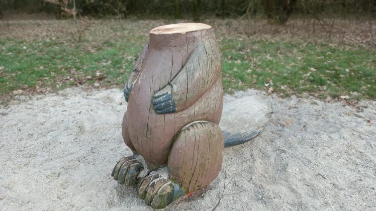 Die Holzfiguren am Haselünner See sind besonders bei Kindern sehr beliebt. Einer Figur fehlt jetzt aber der Kopf. 