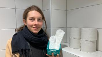 Leonie Amende, Gleichstellungsbeauftragte in Glückstadt, setzt sich für kostenlose Menstruationsprodukte in öffentlichen Toiletten ein.