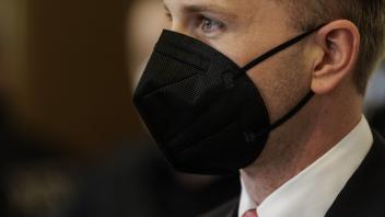 MUSS NICHT GEPIXELT WERDEN! - Der angeklagte Windkraftbetrüger Hendrik Holt kommt am 12.05.2022 zur Urteilsverkündung der 2. Großen Strafkammer in den Schwurgerichtssaal des Landgerichts Osnabrück. Foto: David Ebener ***Stichworte*** LO, Wirtschaft, Betrug, Betrüger, Prozess, Windkraft, dam-archiv