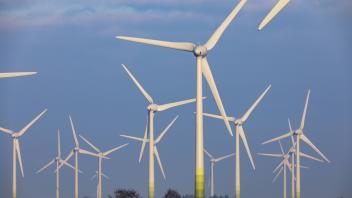 Windpark Windenergieanlagen in Ostfriesland Landkreis Aurich östlich der Stadt Norden *** Wind