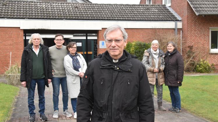 Seine Gemeinde steht hinter Pfarrer Dr. Ludger Hölscher (Vordergrund): Dr. Joachim Fisahn (v. l.), Peter und Anja Worm, Hildegaard Biskup und Margreth Evers konnten es nicht fassen, als sie hörten, dass der St. Peteraner Pfarrer nicht mehr seelsorgerisch tätig sein darf.