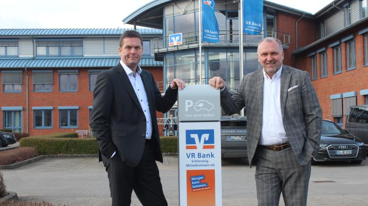 Die Vorstandsmitglieder Karsten Petersen (l.) und Georg Schäfer wollen die VR Bank Schleswig-Mittelholstein zu einer nachhaltigen Bank ausbauen. Auf dem Gelände des Verwaltungssitzes in Osterrönfeld ist eine E-Ladesäule installiert worden.