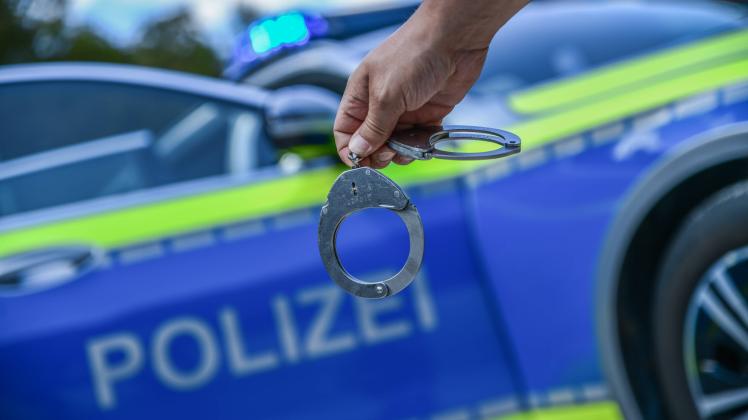Themenbilder Polizei, 10.08.2022, Baden-Württemberg, Heubach: Polizei, Streifenwagen, Polizistin mit Handschellen, Festn