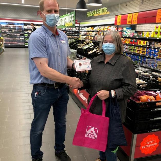 Lange Schlangen zur Neueröffnung von Aldi in Meppen