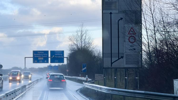 An der A210 auf dem Weg zur Rader Hochbrücke wird es angezeigt: Leere Anhänger und Wohnwagengespanne haben auf der Querung nichts zu suchen. 