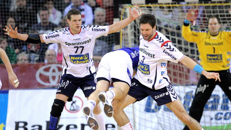 Schon früher – wie hier in der Saison 2011/12 mit Michael Knudsen (li.) und Tobias Karlsson – lief die SG Flensburg-Handewitt in Hummel-Trikots auf.