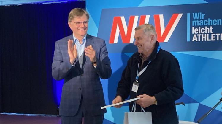 Freute sich über die goldene Ehrennadel mit Rubin: Klaus Bohn (rechts) bekam die Auszeichnung vom NLV-Präsidiumspräsidenten Uwe Schünemann überreicht.