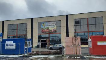 Container vor der Tür deuten darauf hin: Im Jute-Center Delmenhorst laufen die Arbeiten, damit das neue E-Center einziehen kann.