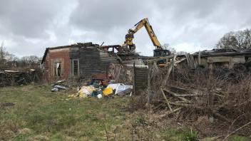 Nur noch Reste der Grundmauern stehen am Dienstag, 7. März, auf dem Acker in Bungerhof: Abbruch eines jahrhundertealten Bauernhauses in Delmenhorst.