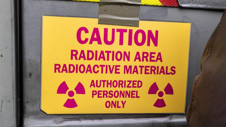 Caution. Radiation Area. Radioactive Materials. Fake-Aufkleber an einem Fahrzeug. // 25.09.2022: DEU, Deutschland, Baden