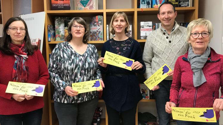 Anne Mailänder, Sabine Rehse, Lisa Kurt, Günter Nannen und Brigitte Hugenschütt freuen sich auf die Veranstaltungsreihe „Nimm dir ein Buch“