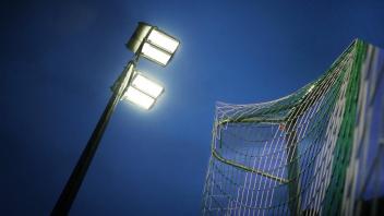 Flutlicht beleuchtet einen Sportplatz . *** Floodlight illuminates a sports field