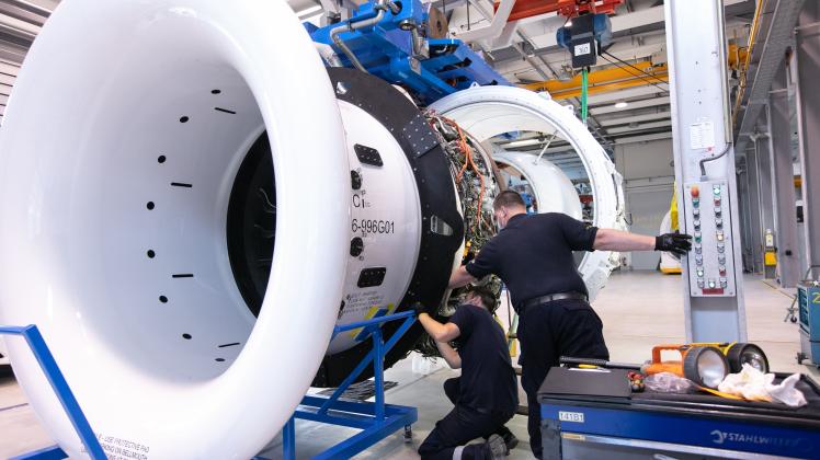 Triebwerksbetreuung bei Lufthansa Technik in Hamburg. 