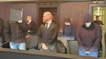 Die Angeklagten mit ihren Verteidigern zu Beginn des Prozesses in Saal 11 des Landgerichts Schwerin
