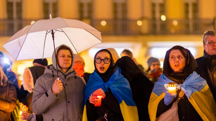 Ukraine Demo Am ersten Jahrestag der russischen Invasion der Ukraine, fan auf dem Neumarkt vor der Frauenkirche eine gro