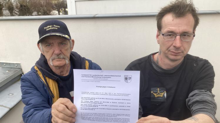 Die Angler Horst Stark (l.) und André Gräber gehörten zu den vier Personen, die beim Fischereiamt Anzeige gegen Unbekannt erstattet haben, weil die Seekanalvertiefung in der Zeit der Hering-Laichzeit erfolgt. 