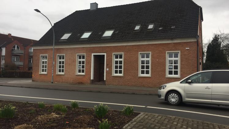 Am Oval-Kreisel im Zuge des Hauptkanals in Papenburg steht das historische Gebäude.