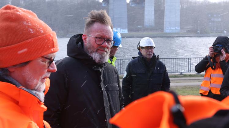 07.03.2023, Kiel. Olympia-Brücke: Sanierung, Madsen schaut sich den Beginn der Sanierungsarbeiten an Adresse: unter Olympiabrücke/Kiel-Holtenau HOchbruecke --- Foto STAUDT