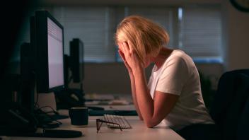 müde,erschöpft,migräne,computerarbeitsplatz,müdigkeit,burn out,burnout,burnout-syndrom,burnoutsyndrom,erschöpfung,kopfsc