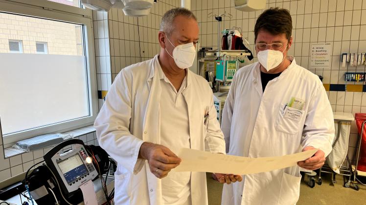 Notarzt Tomasz Frackowiak (l.) und Chefarzt Henning Meinhold