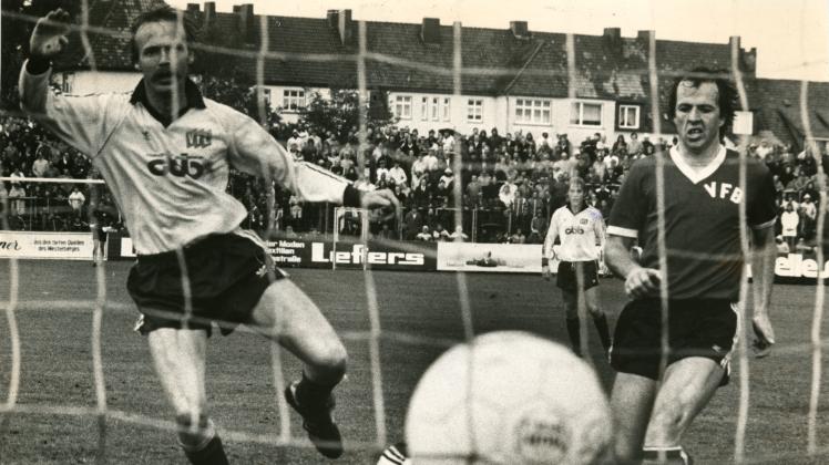 Volltreffer gegen den VfB Oldenburg: Das Derby am 13. September 1980 gewann der VfL in der 2. Liga Nord mit 4:1 - dieser Treffer von Nils Tune Hansen wurde allerdings wegen einer Abseitsstellung nicht anerkannt. 