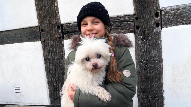 Die zehnjährige Lea liebt ihre Malteserhündin Hanni sehr.