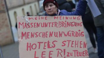 Blick am Donnerstag (09.02.2023) in Grevesmühlen (Nordwestmecklenburg) vor der örtlichen Kreisverwaltung auf eine Protes