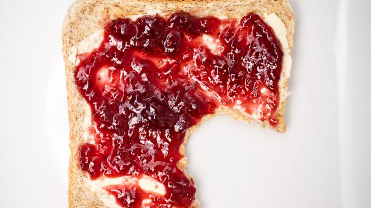 Ein angebissenes Marmeladen-Toast