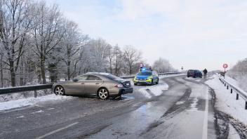 Auf der B205 in Höhe Neumünster/Altonaer Straße wurde die Eisglätte den Fahrern von sieben Fahrzeugen zum Verhängnis. Die B205 musste mitten im Berufsverkehr wegen der Unfälle voll gesperrt werden.