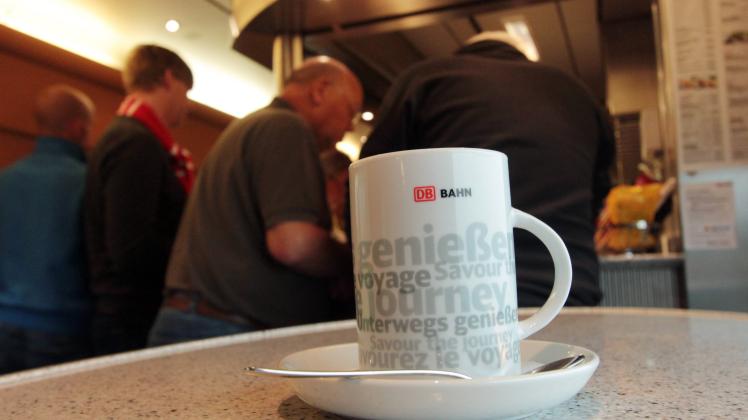 Becher Kaffee mit Logo der DB Deutsche n Bahn im Bordbistro eines ICE mit Kundenandrang Deutschland